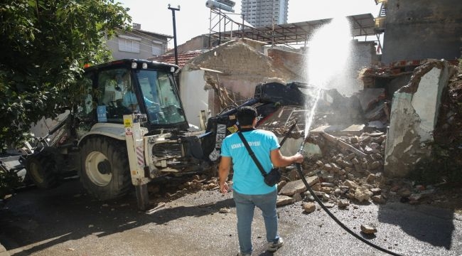 Konak'ta metruk bina yıkımları hız kazandı